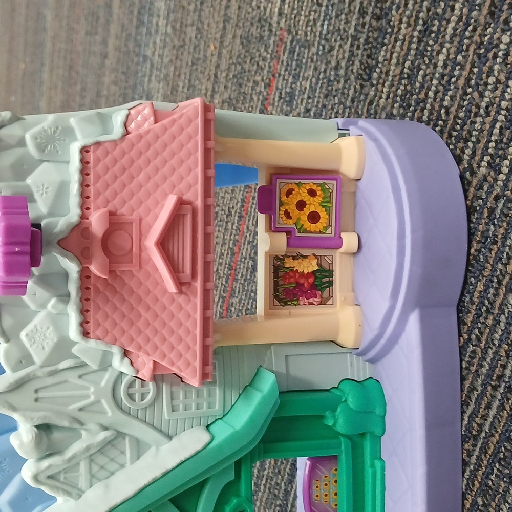 Fisher Price Little People Frozen-Themed Playset with 5 Characters - Picture 4 of 7